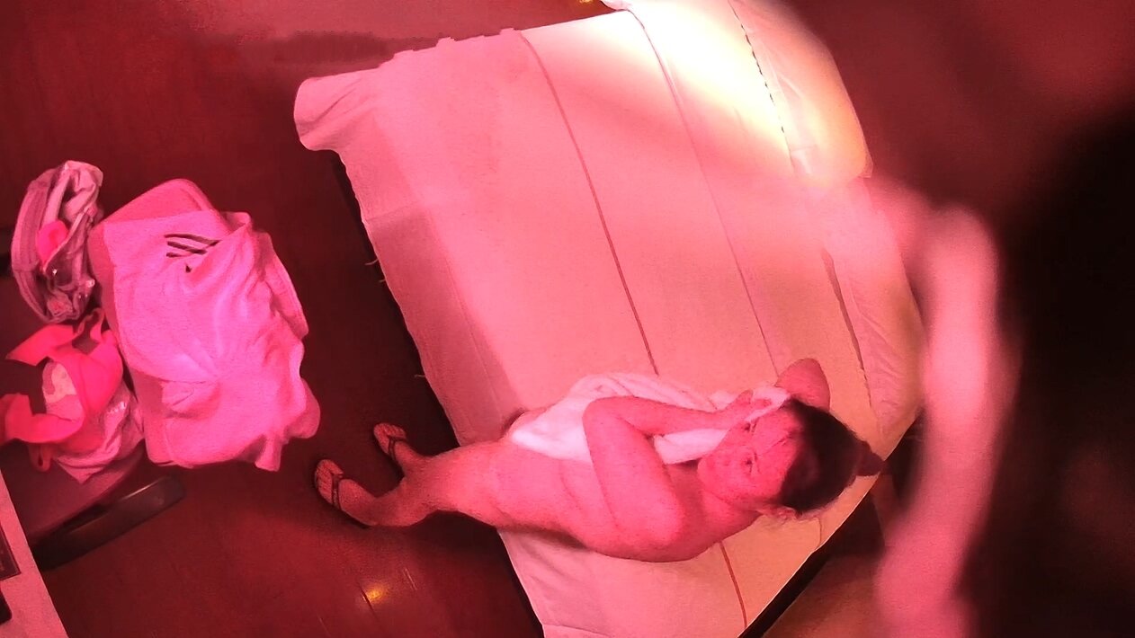⚫️⚫️贵在真实，宾馆偸拍一对中年偸情男女开房激情造爱，天然巨乳美少妇太诱惑了，按着一对大奶猛输出，连续搞2回